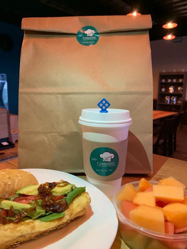 Desayuno con bagel, café y fruta